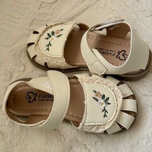 New girls lightweight sandals toddler 9.5 or 7"